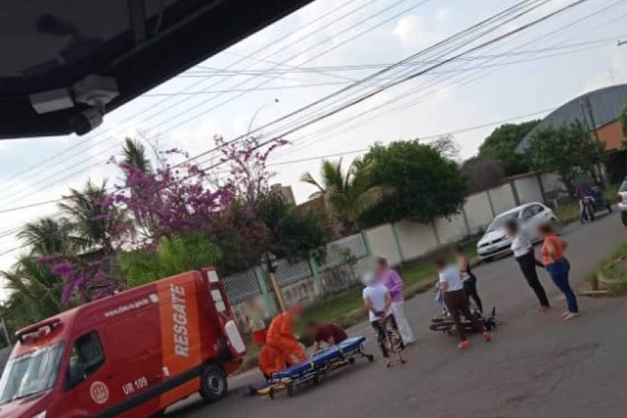 Batida de motocicleta em carro no cruzamento de avenidas no centro de Vilhena - News Rondônia