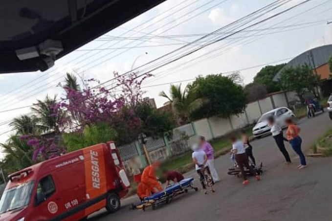 Batida de motocicleta em carro no cruzamento de avenidas no centro de Vilhena - News Rondônia