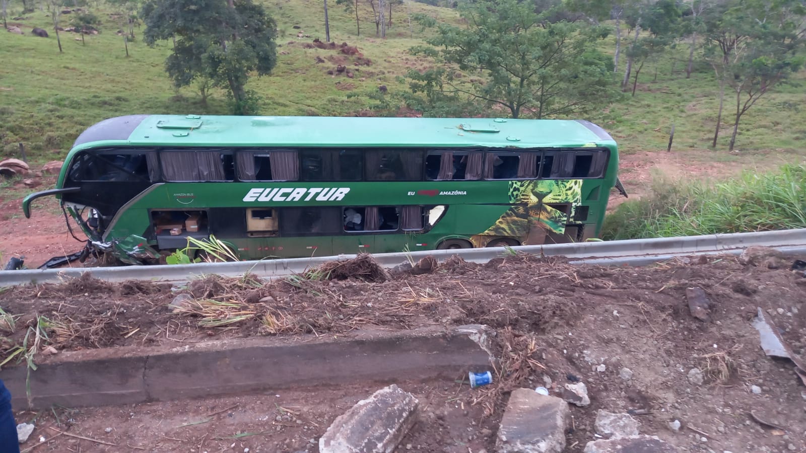 FATALIDADE - Acidente entre carro e ônibus resulta em mortes e feridos em RO - News Rondônia