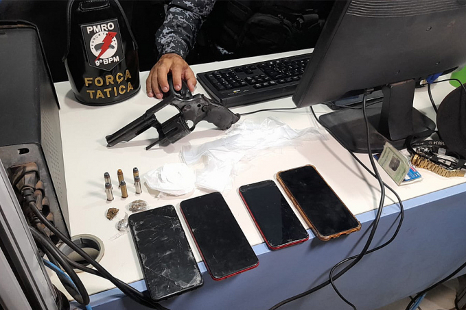 Bando é preso com drogas, revólver e moto roubada em boca de fumo na zona sul - News Rondônia