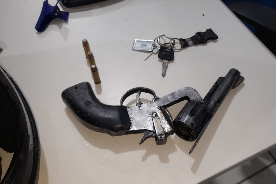 Suspeitos de roubo são presos com revólver e moto roubada no centro - News Rondônia