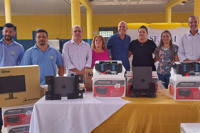 Deputado Ismael Crispin entrega equipamentos eletrônicos para duas escolas - News Rondônia
