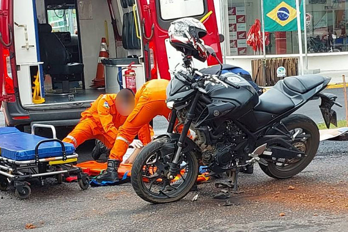 Motociclista atinge carro de som que invadiu preferencial no centro da cidade e sofre corte na cabeça - News Rondônia