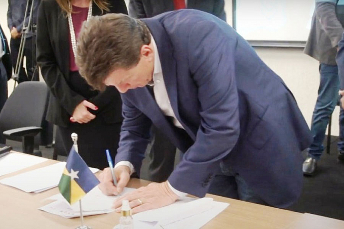 Ivo Cassol assina Carta Compromisso com a Educação e destaca área como prioridade - News Rondônia