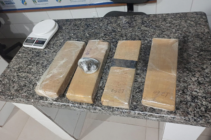 5 kg de maconha são apreendidos no momento que acusado seguia para entrega em Cacoal - News Rondônia