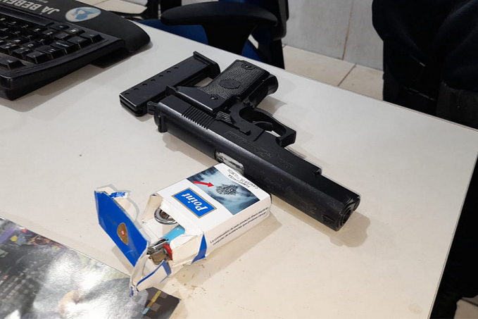 Mulher é detida com arma falsa durante tentativa de roubo em parada de ônibus - News Rondônia