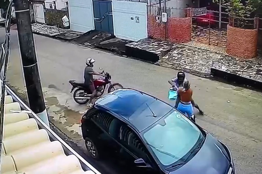 Mulher é arrastada pelo chão durante assalto ao não entregar bolsa para bandido - News Rondônia