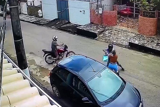 Mulher é arrastada pelo chão durante assalto ao não entregar bolsa para bandido - News Rondônia