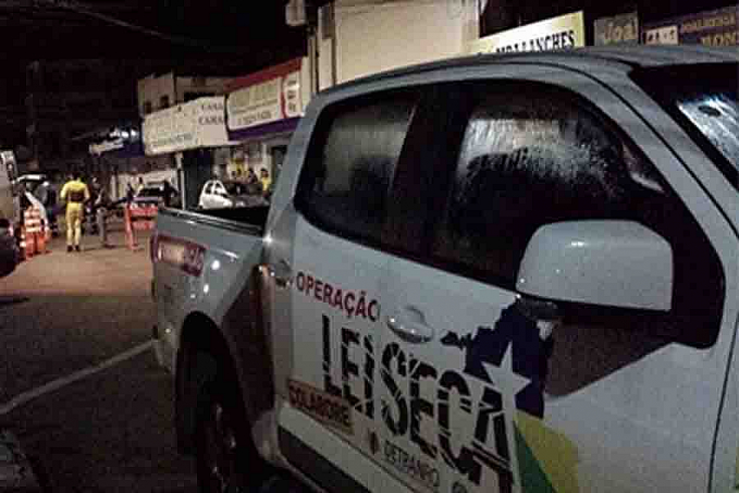LEI SECA - Após ser preso embriagado em blitz, homem quebra viatura, foge é capturado em frente à Delegacia - News Rondônia