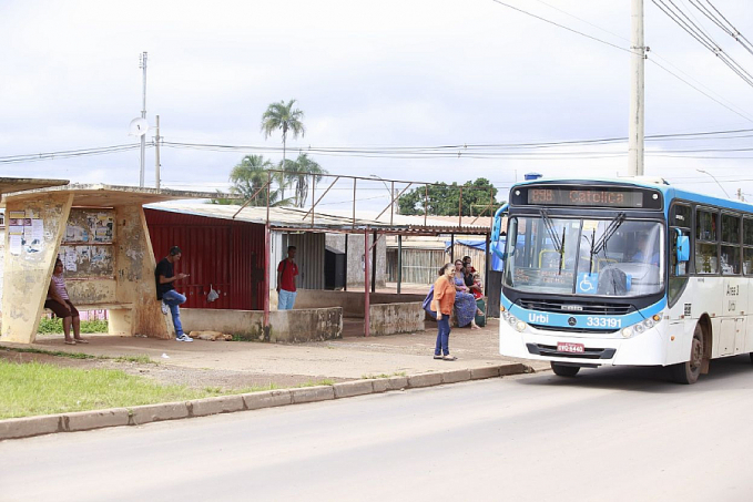 SONO PROFUNDO: Suspeito de roubo fica desmaiado após ser espancado em parada de ônibus - News Rondônia