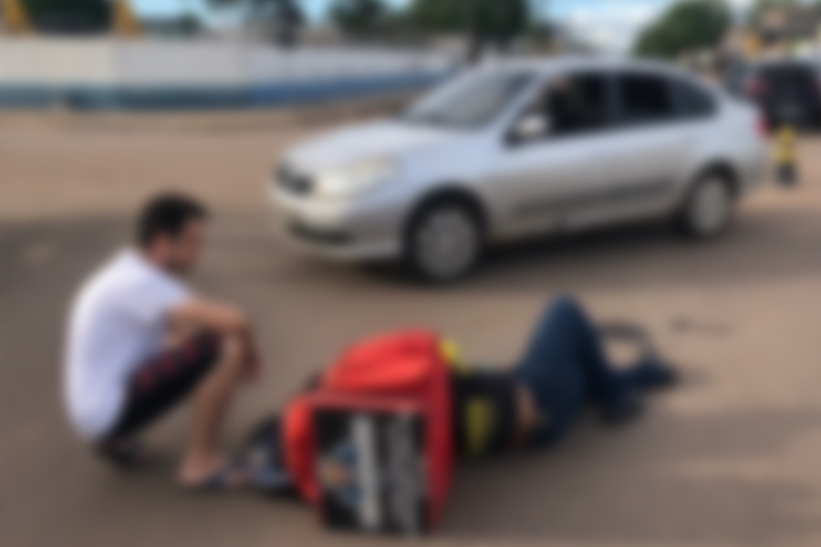 Motoboy fica lesionado em acidente com carro na Duque de Caxias - News Rondônia
