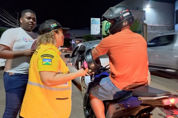 Em parceria com a Seas, Detran realiza blitz sensibilizando população sobre o combate à violência contra crianças e mulheres - News Rondônia