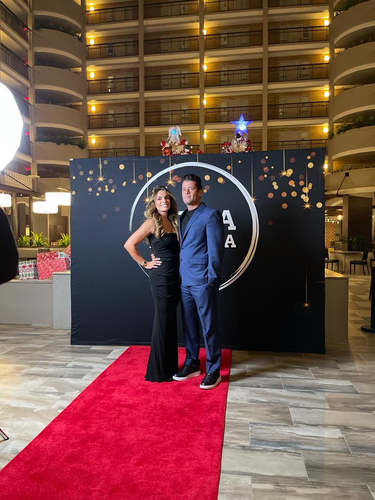 Casal de brasileiros recebe prêmio de melhor podcast da Flórida - News Rondônia