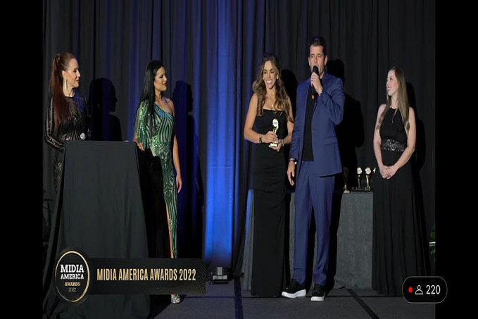 Casal de brasileiros recebe prêmio de melhor podcast da Flórida - News Rondônia