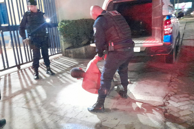 Homem embriagado que tentou agredir policiais com facão é preso após levar tiro de bala de borracha - News Rondônia