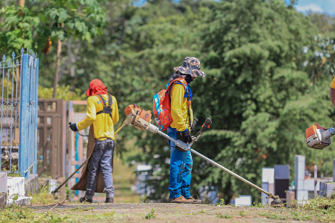 Prefeitura promove manutenções em limpeza dentro do Cemitério Santo Antônio - News Rondônia