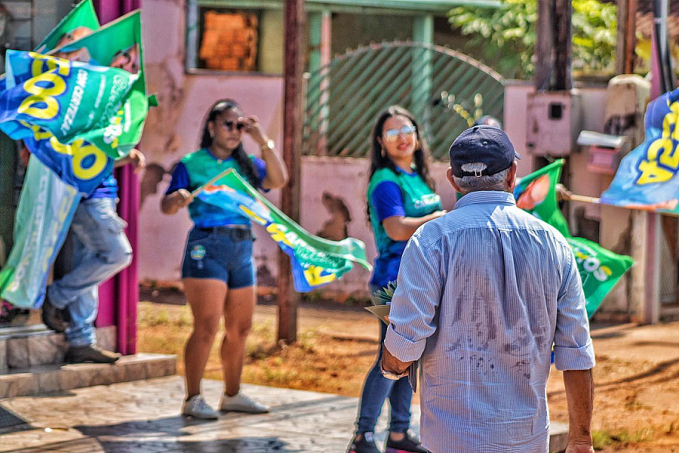 Carlinhos Camurça inicia semana com caminhada ao lado de apoiadores e reunião em Candeias do Jamari - News Rondônia