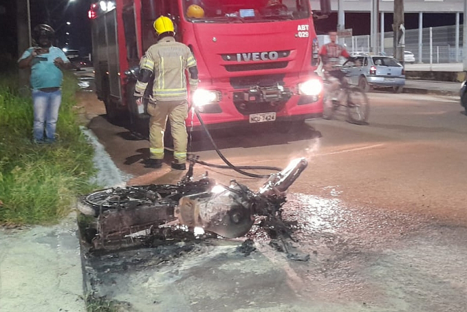 Mulher tem moto queimada por vítima de estelionatário na zona leste - News Rondônia