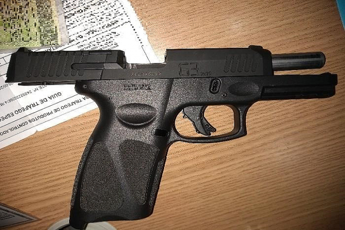 VILHENA  Policiais Militares conduzem homem com arma de fogo em comércio - News Rondônia