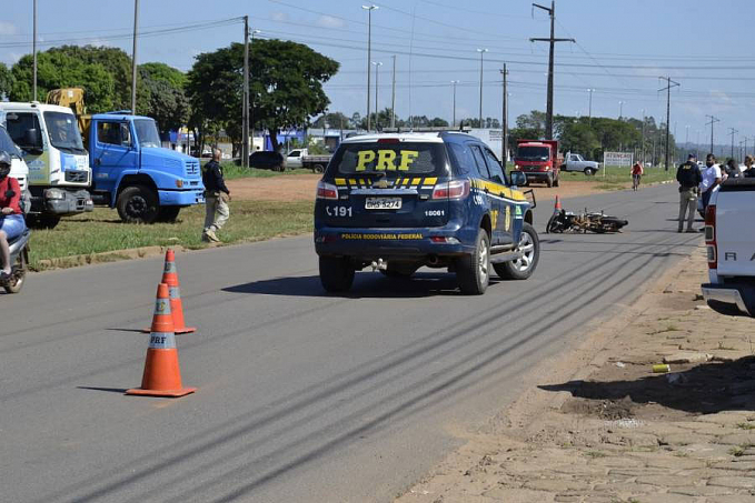 Condutor de motoneta voa após batida em cruzamento e quebra vidro traseiro de carro de aplicativo - News Rondônia