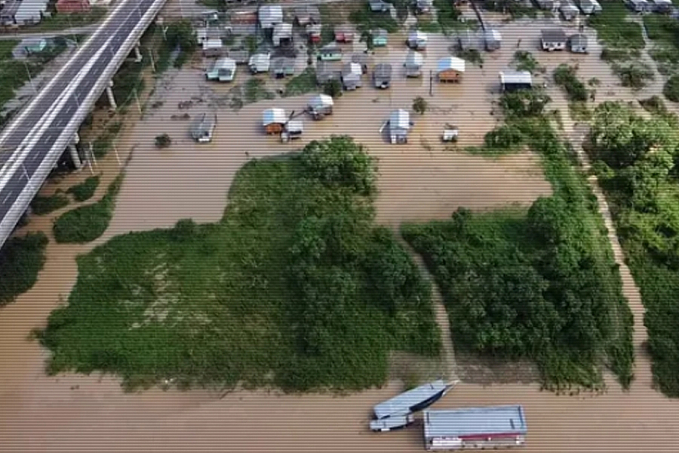 Rio Juruá sobe muito e expulsa 700 pessoas de suas casas no Acre - News Rondônia
