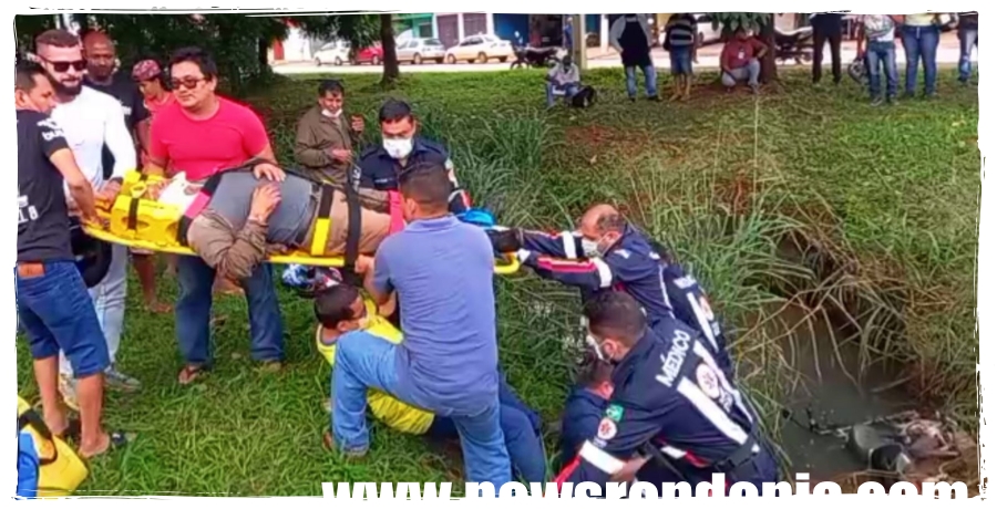Motoqueiro causa acidente e foge deixando vítimas dentro de vala na Avenida Jorge Teixeira - News Rondônia