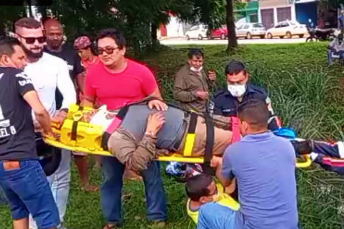 Motoqueiro causa acidente e foge deixando vítimas dentro de vala na Avenida Jorge Teixeira - News Rondônia