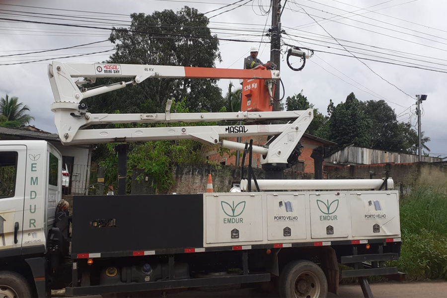 Vereador Carlos Damaceno acompanha serviço de troca de lâmpadas queimadas no bairro Nacional - News Rondônia