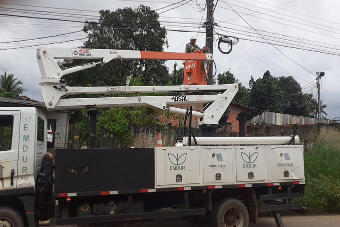Vereador Carlos Damaceno acompanha serviço de troca de lâmpadas queimadas no bairro Nacional - News Rondônia