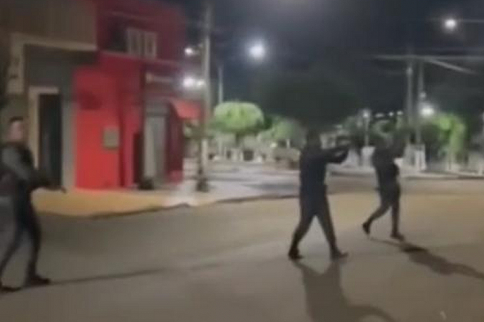 Polícia flagra bandidos em telhado de banco e atira para impedir roubo - News Rondônia