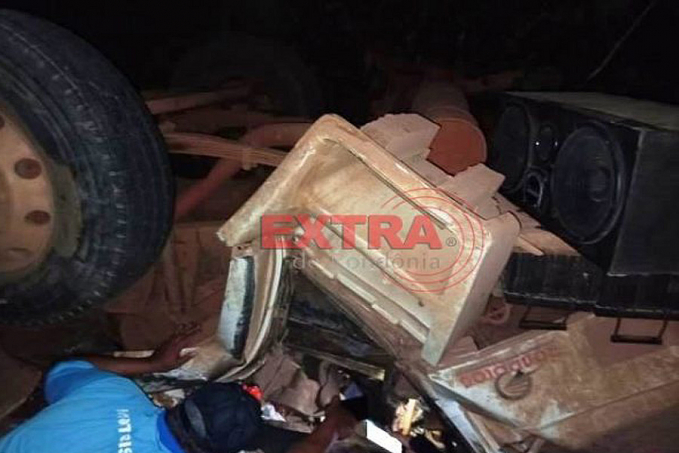 BR-435: Carreta carregada com tijolos tomba próxima a Colorado e motorista morre preso às ferragens - News Rondônia