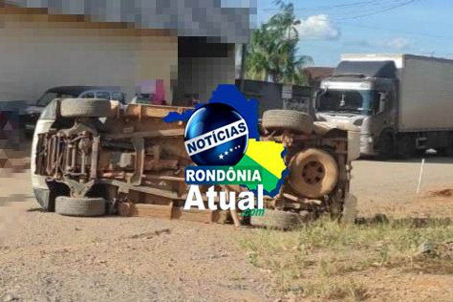 Ji-Paraná: Caminhonete Triton capota após colidir com caminhão cargo - News Rondônia
