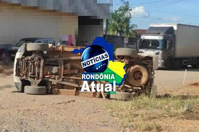 Ji-Paraná: Caminhonete Triton capota após colidir com caminhão cargo - News Rondônia