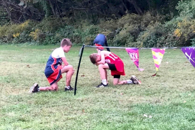 Menino ajuda adversário que chorava de dor a não desistir da corrida e emociona - News Rondônia