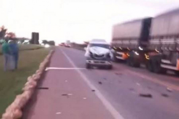 caminhonete que estaria sendo dirigida por idoso bate em traseira de caminhão na BR 364, em Vilhena - News Rondônia