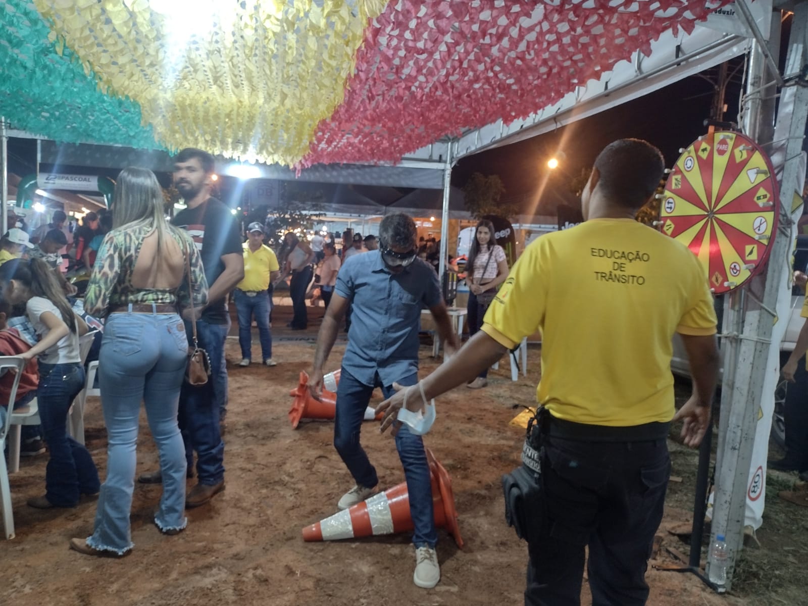 Óculos que simula a visão de uma pessoa embriagada faz sucesso na Expo Show Norte em Ouro Preto do Oeste - News Rondônia