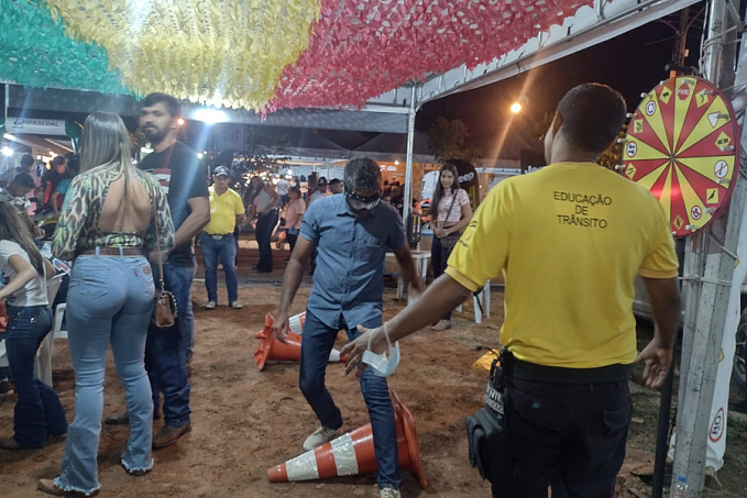 Óculos que simula a visão de uma pessoa embriagada faz sucesso na Expo Show Norte em Ouro Preto do Oeste - News Rondônia