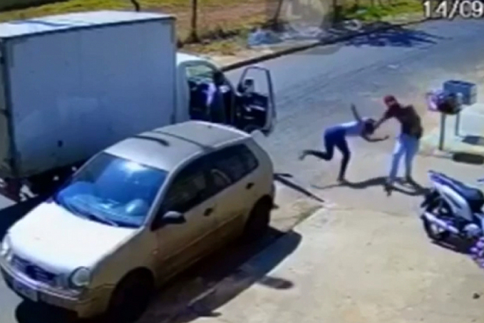 NO MEIO DA RUA: Polícia flagra homem espancando ex-mulher em via pública na capital - News Rondônia