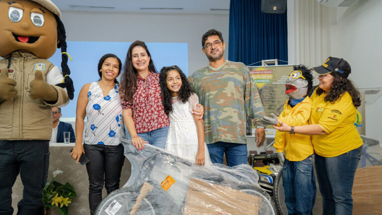 Prefeitura entrega premiação aos alunos vencedores do concurso alusivo ao “Maio Amarelo”