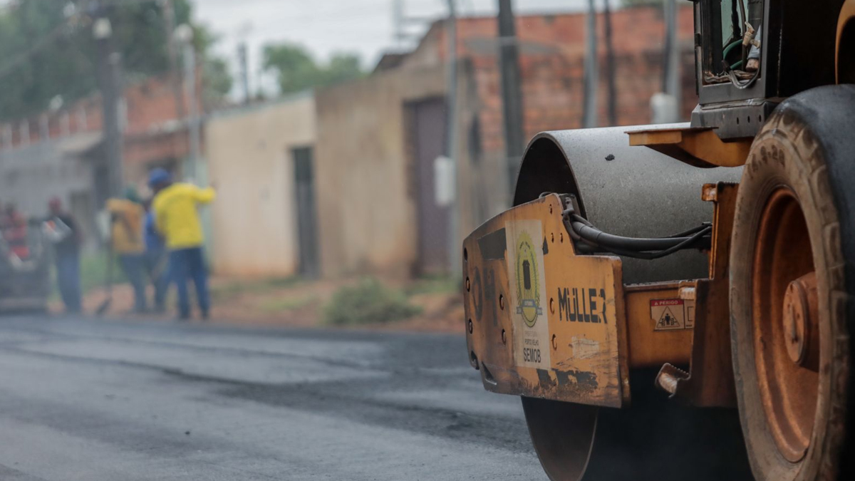 Prefeitura faz recapeamento, tapa-buracos, limpeza e outras ações em diversos bairros