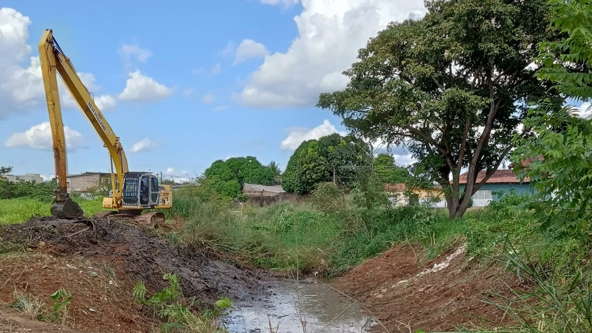 Canal do bairro Cohab, zona Sul de Porto Velho, recebe limpeza - News Rondônia