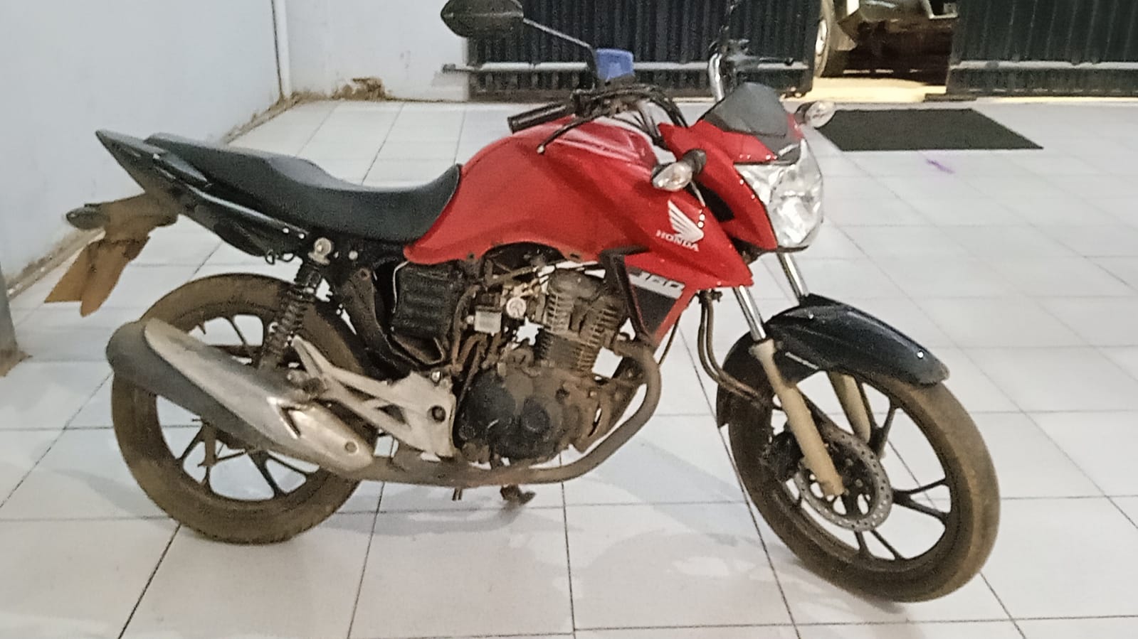 Homem é preso com moto roubada e drogas em residência na zona leste