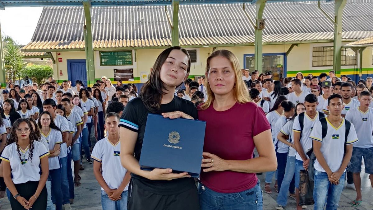 Deputada Lebrinha parabeniza aluna vencedora do Programa Jovem Senador - News Rondônia