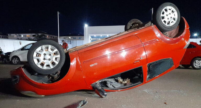 ATUALIZADA: Ford Ka capota após motorista bater no canteiro central próximo ao Shopping - News Rondônia