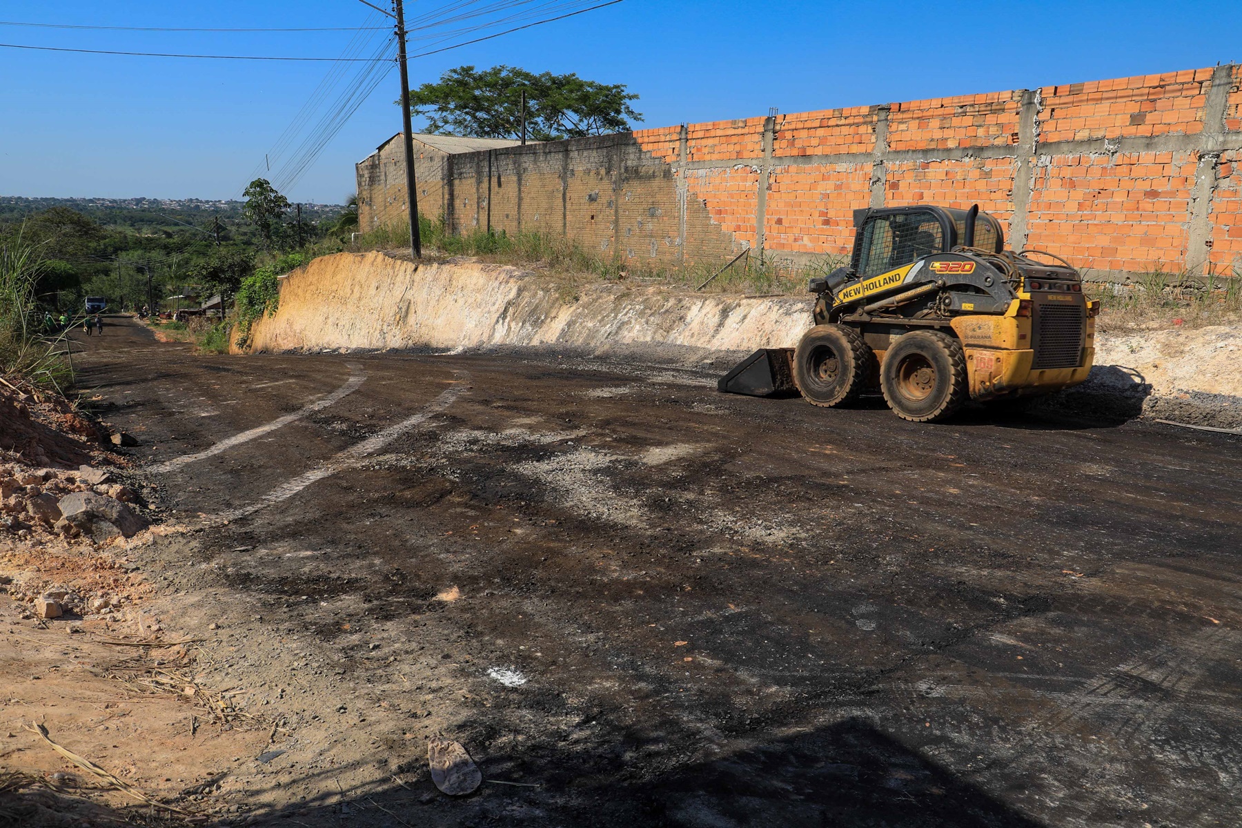 Prefeitura pavimenta ruas do bairro Parque São Pedro
