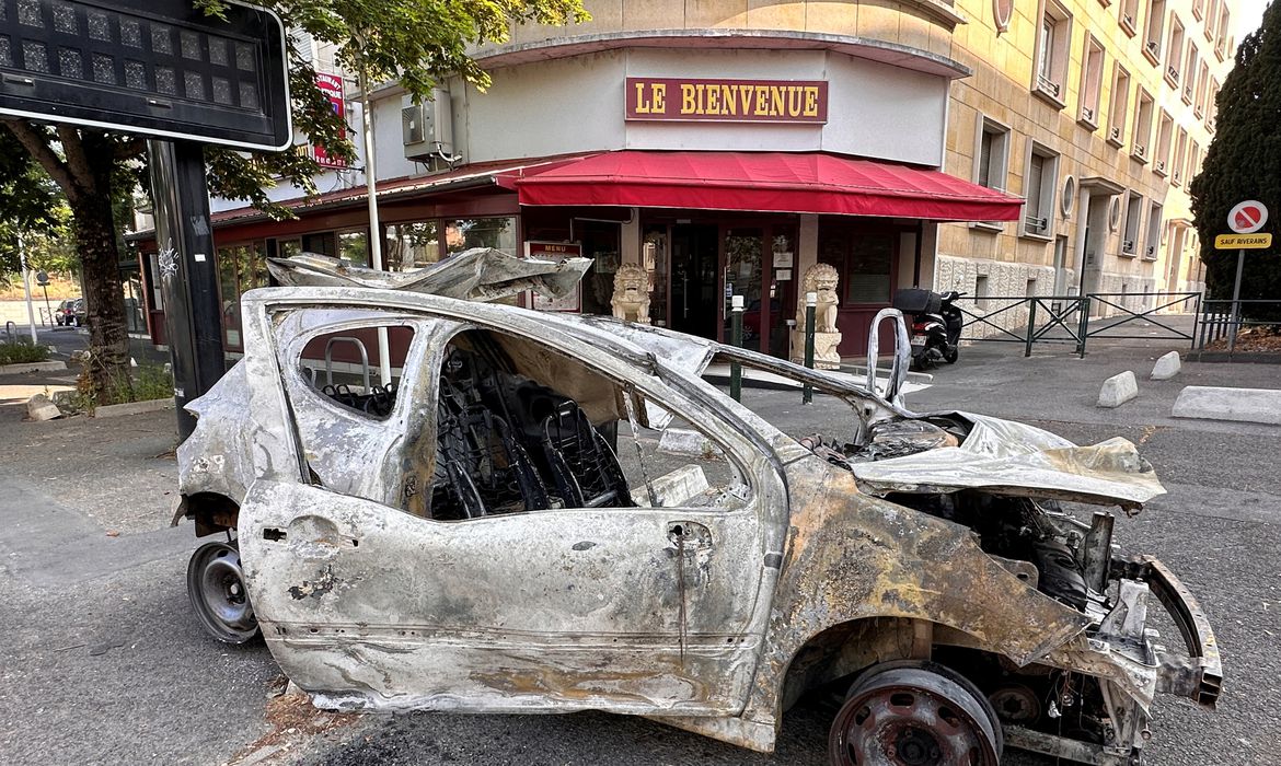 França abre investigação sobre morte de adolescente pela polícia