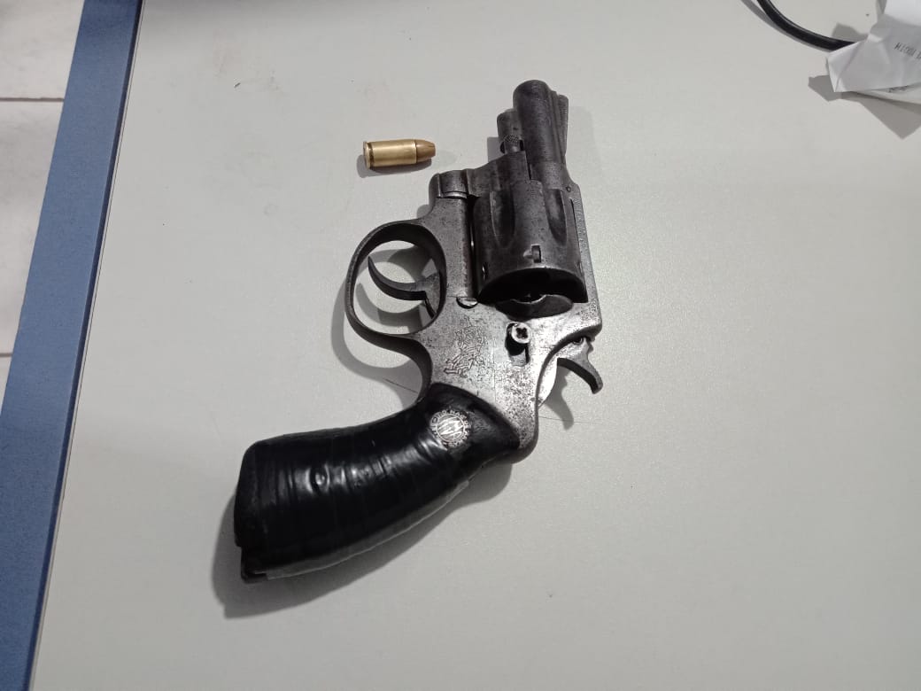 Adolescentes são apreendidos com revólver antes de fazer assaltos na zona leste