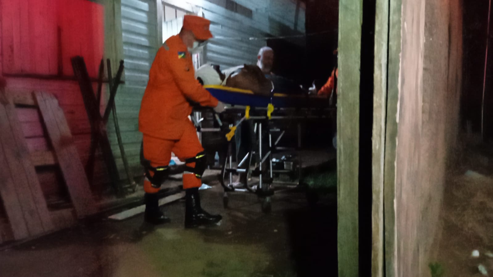 Homem é atacado a golpes de terçado por bando em carro