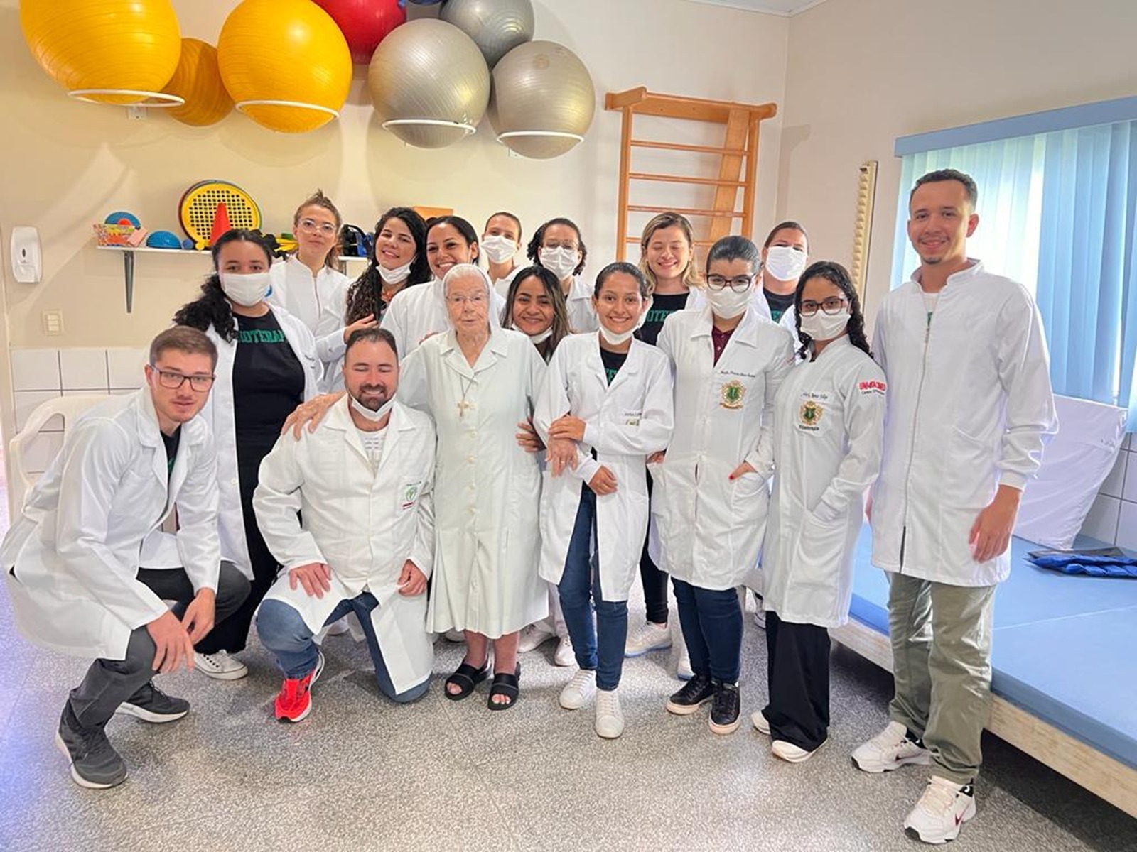 Acadêmicos do curso de Fisioterapia visitaram laboratório de prótese e órtese