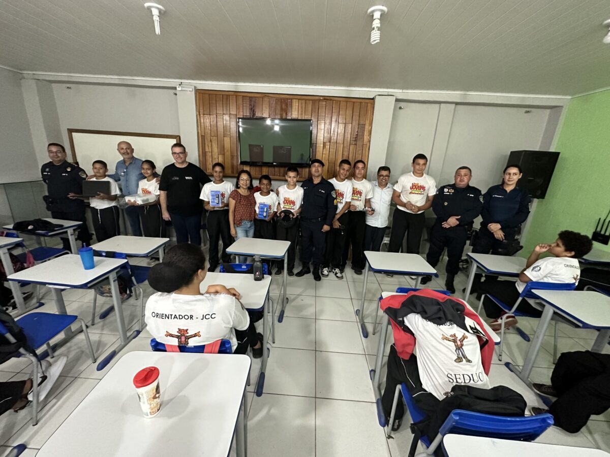 CDL doa equipamentos de multimídia para Projeto da Polícia Mirim